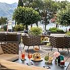 Area esterna di un bar con drink e snack, vista panoramica.